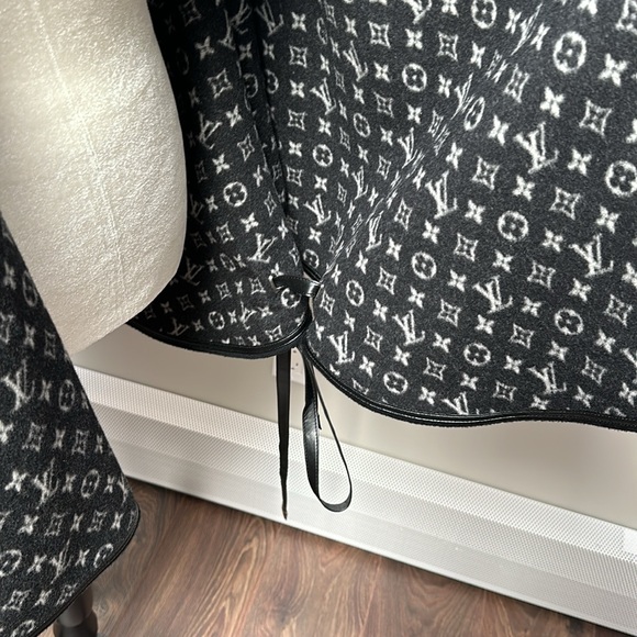 Louis Vuitton Hooded Cape Sz 36 - Picture 6 of 8